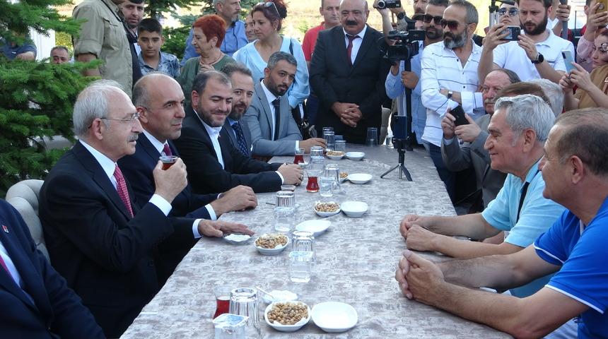 Kılıçdaroğlu, Çorum'da partililerle çay içti