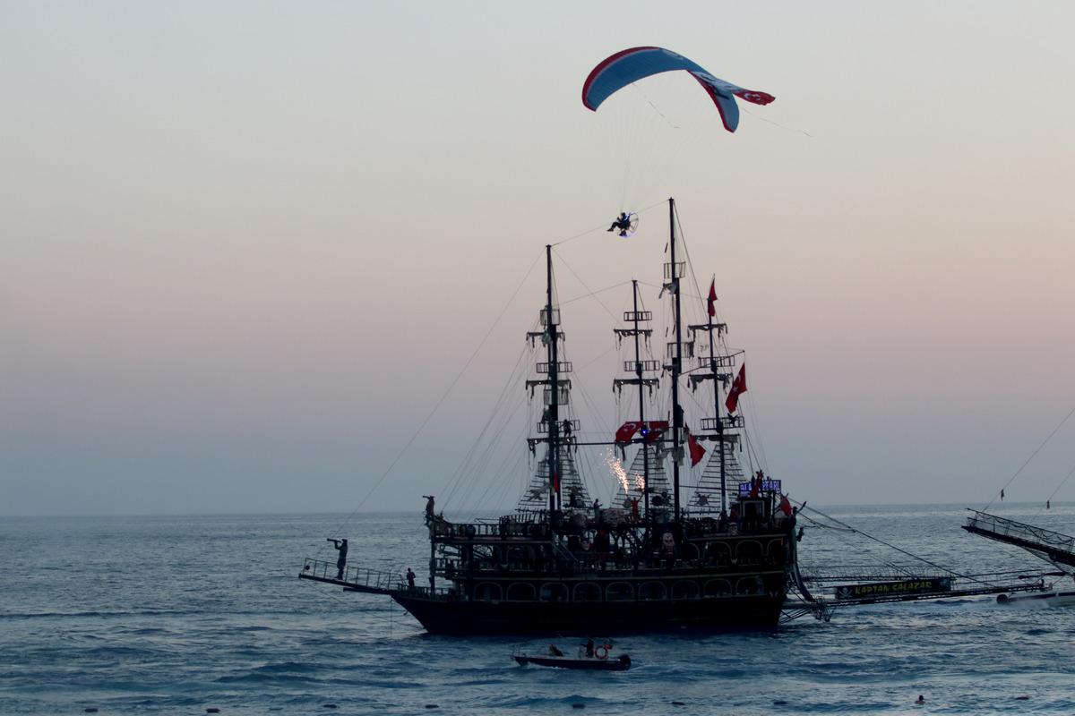 Fethiye'de B&uuml;y&uuml;k Zafer&rsquo;in 100. yılı havada ve denizde kutlandı