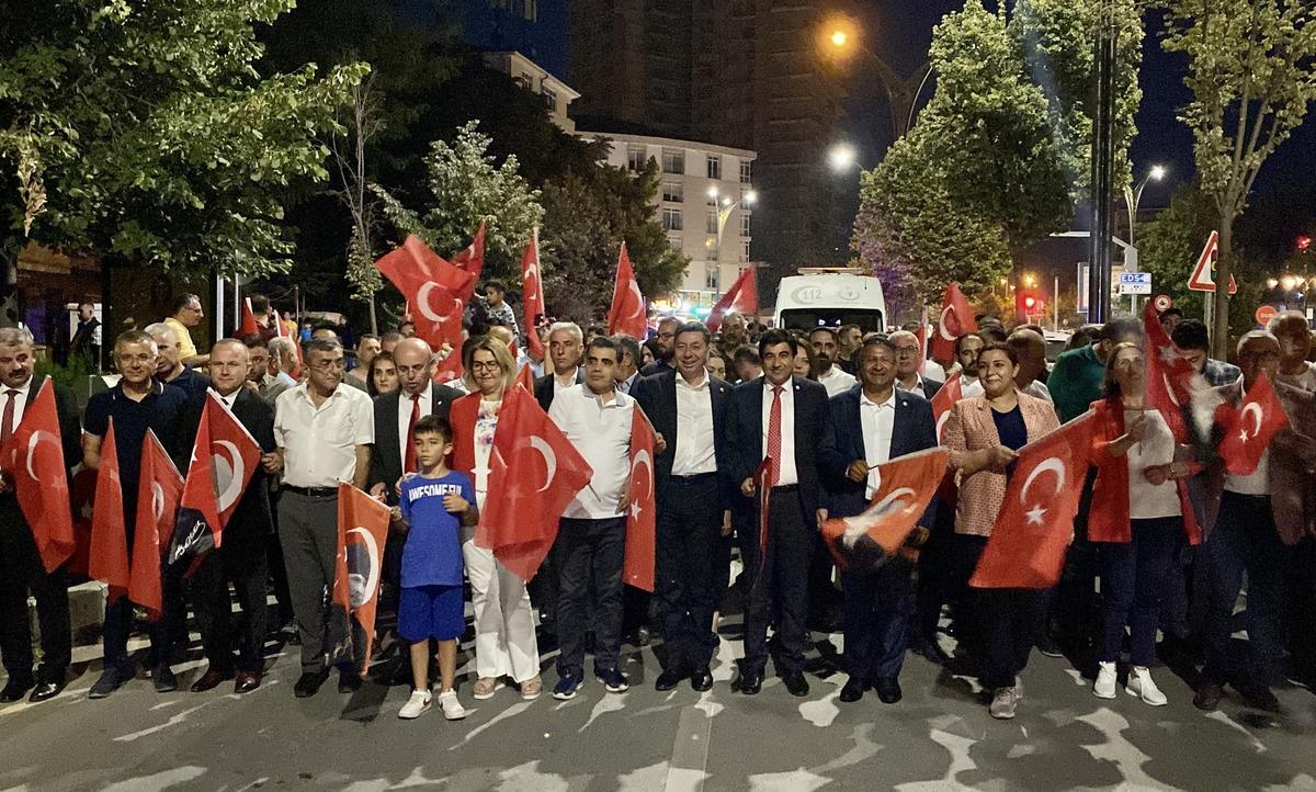 Kırşehir'de 30 Ağustos Zafer Bayramı'nda fener alayı d&uuml;zenlendi