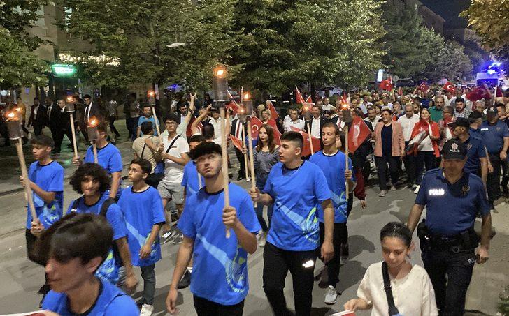 Kırşehir'de 30 Ağustos Zafer Bayramı'nda fener alayı düzenlendi G3