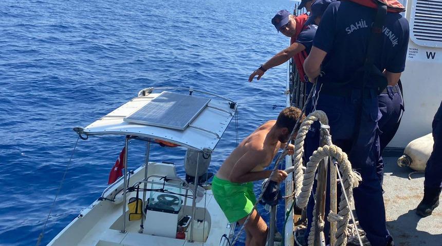 Marmaris'te s&uuml;r&uuml;klenen teknedeki 2 kişi ekiplerce kurtarıldı