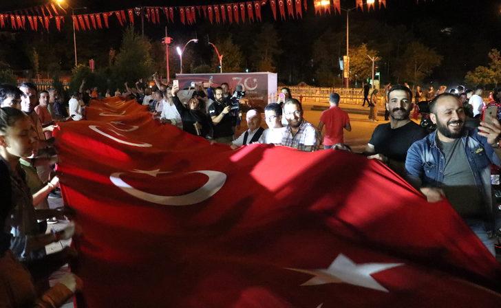 Erzurum'da 30 Ağustos Zafer Bayramı'nda fener alayı düzenlendi G4