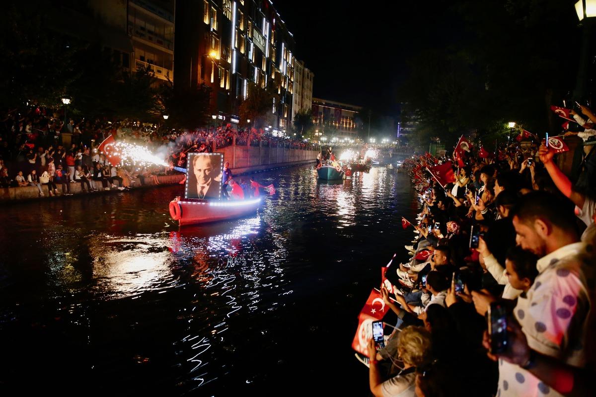 Eskişehir'de Porsuk &Ccedil;ayı'nda botlarla fener alayı d&uuml;zenlendi