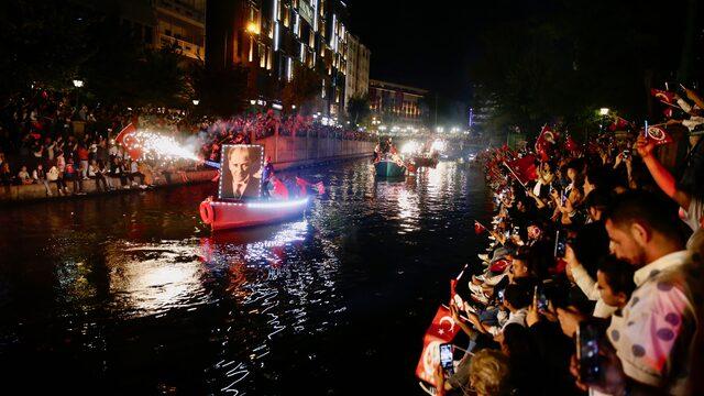 Eskişehir'de Porsuk Çayı'nda botlarla fener alayı düzenlendi