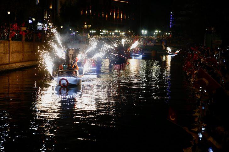 Eskişehir'de Porsuk Çayı'nda botlarla fener alayı düzenlendi G4