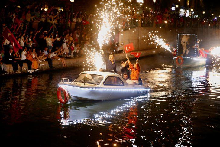 Eskişehir'de Porsuk Çayı'nda botlarla fener alayı düzenlendi G5
