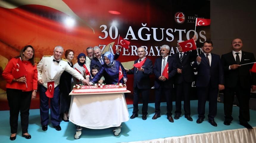 Eskişehir Valisi Ayyıldız ve eşi 30 Ağustos Zafer Bayramı nedeniyle resepsiyon verdi