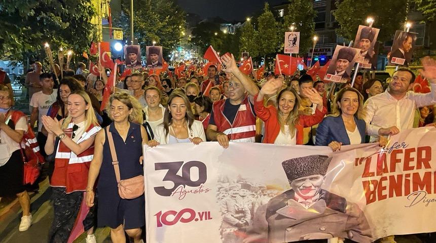 CHP'nin "Kadınlar Zafere Yürüyor" etkinliği Üsküdar'da yapıldı