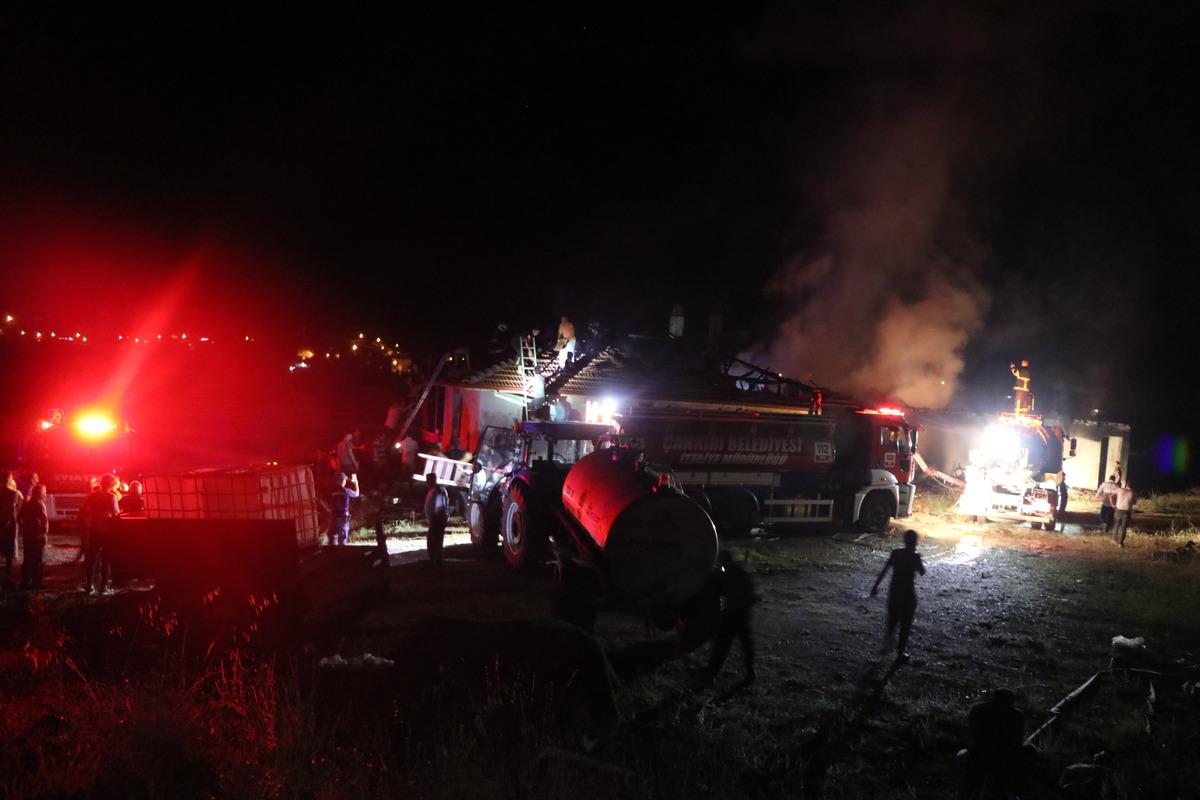 &Ccedil;ankırı'da &ccedil;ıkan yangında bir ev ve ahırda maddi hasar oluştu