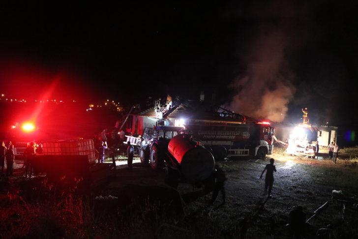 Çankırı'da çıkan yangında bir ev ve ahırda maddi hasar oluştu G1