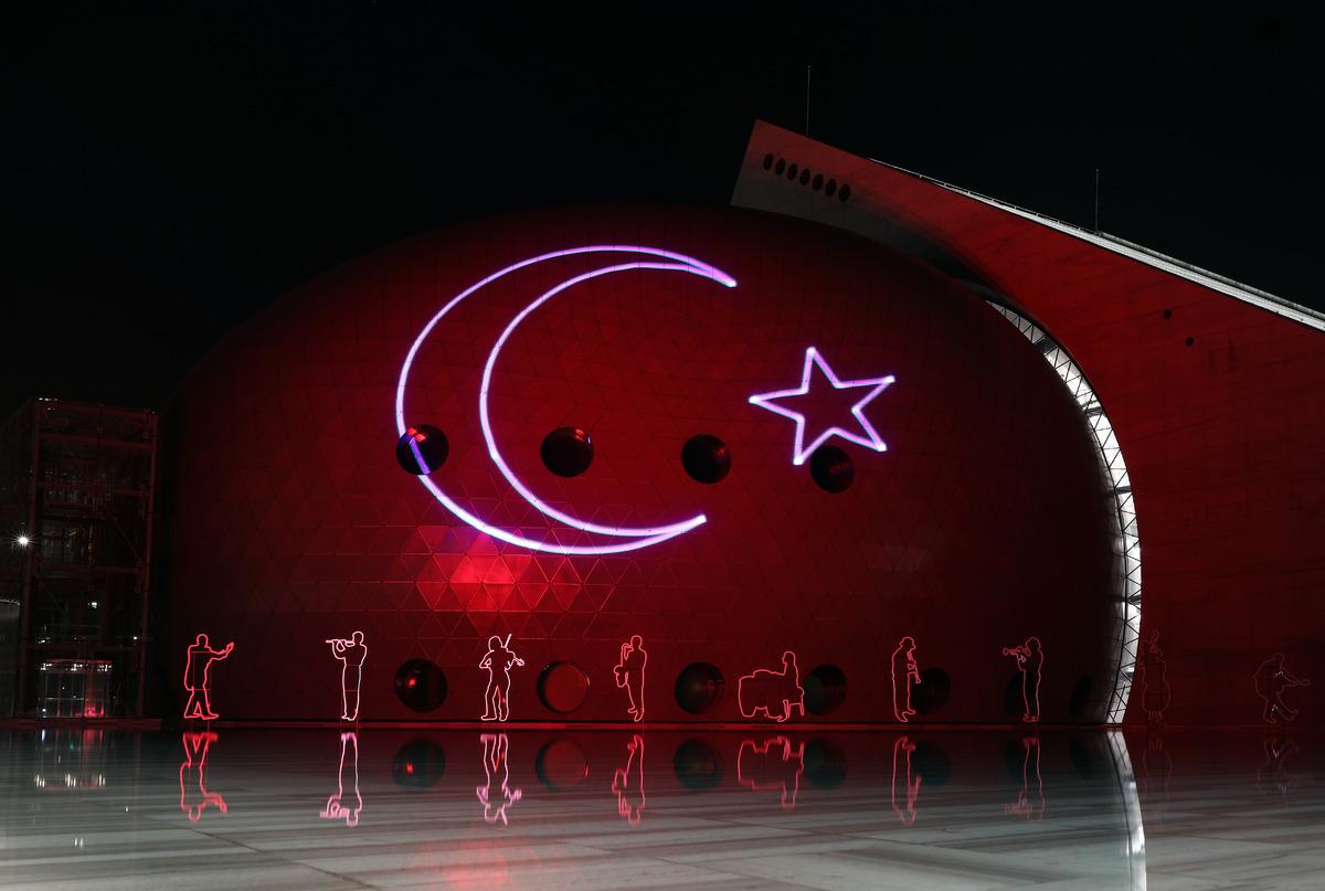 Ankara'da CSO binasına 30 Ağustos g&ouml;rselleri yansıtıldı