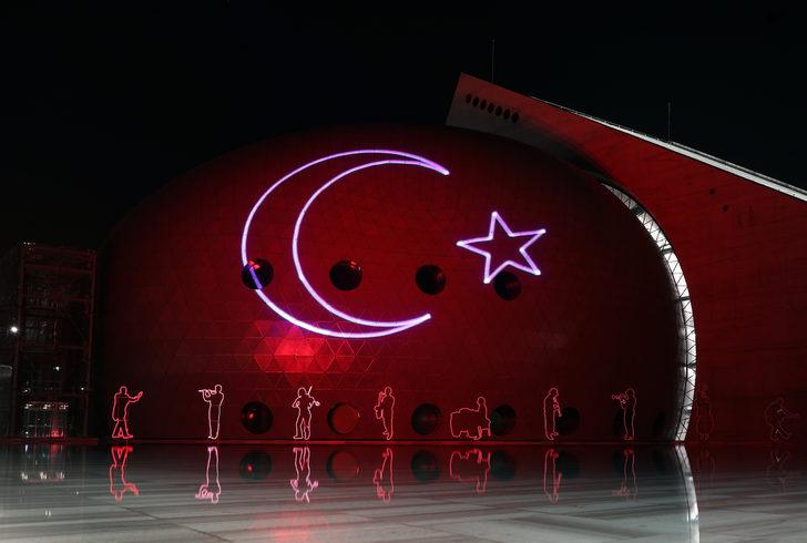 Ankara'da CSO binasına 30 Ağustos görselleri yansıtıldı G1