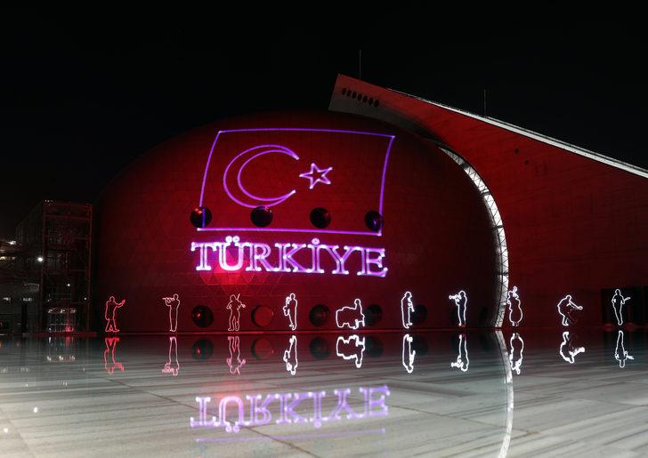 Ankara'da CSO binasına 30 Ağustos görselleri yansıtıldı G2