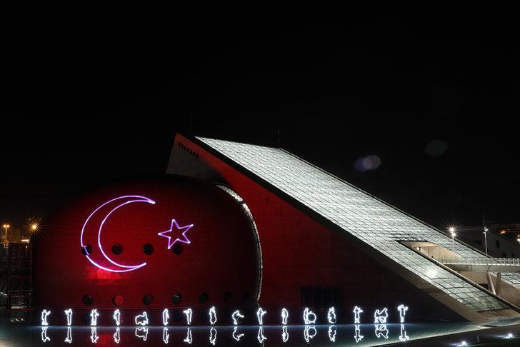 Ankara'da CSO binasına 30 Ağustos görselleri yansıtıldı G5