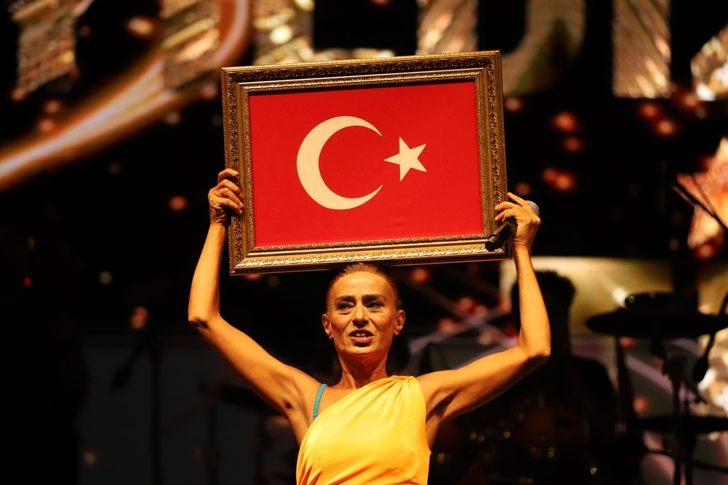 Kocaeli'de 30 Ağustos Zafer Bayramı dolayısıyla Yıldız Tilbe konseri düzenlendi G2