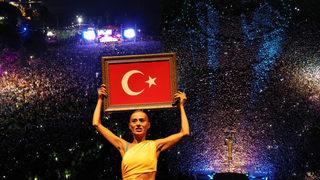 Yıldız Tilbe'den 30 Ağustos konseri! 100 bin kişi akın etti, şehirde hayat durdu