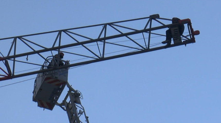 Fatih'te intihar girişimi! Vincin tepesine çıktı, 'atla' diye bağırdılar