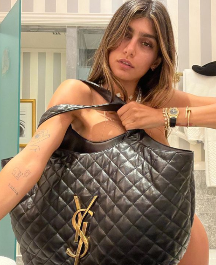 Eski yetişkin film yıldızı Mia Khalifa New York sıcaklarına dayanamadı! Tamamen çıplak kaldı, çantasıyla gizledi G3