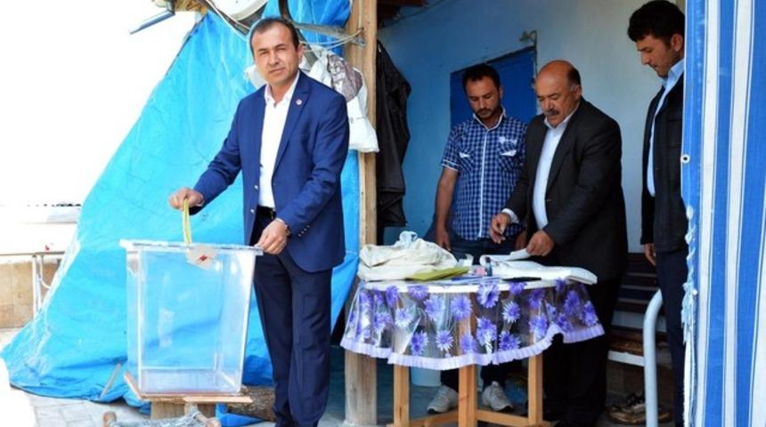 Bir saatte se&ccedil;imi tamamladılar