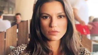 Arka Sokaklar'ın Zeliş'i Yüsra Geyik dekolte dolu poz verdi! Hüsnü Çoban görse kalp krizi geçirir