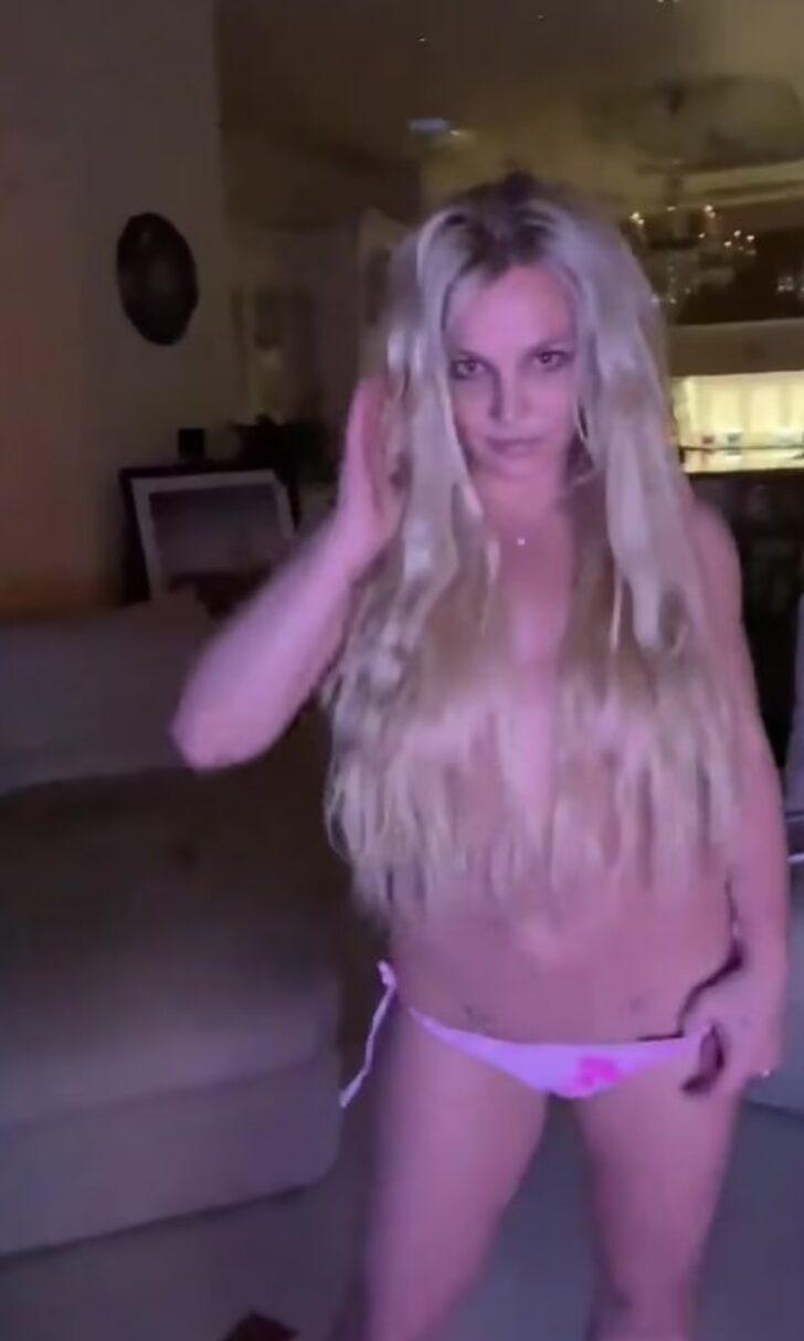 Britney Spears sadece düşük bel bikini altıyla poz verdi  G2