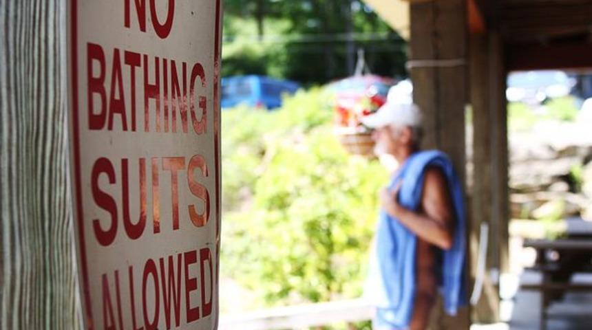 Bu adada askerler dışında herkes tamamen çıplak! Bir yanda füze denemesi yapılırken bir yandan da güneşleniyorlar