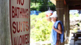 Bu adada askerler dışında herkes tamamen çıplak! Bir yanda füze denemesi yapılırken bir yandan da güneşleniyorlar