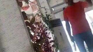 Elinde satırla tehdit etti! 'Çık dışarıya, patlatırım'