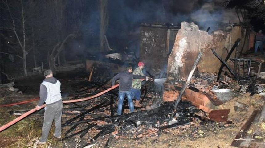 5 Ve 16 Yaşındaki İki Gen&ccedil; Kız Yanarak Can Verdi!