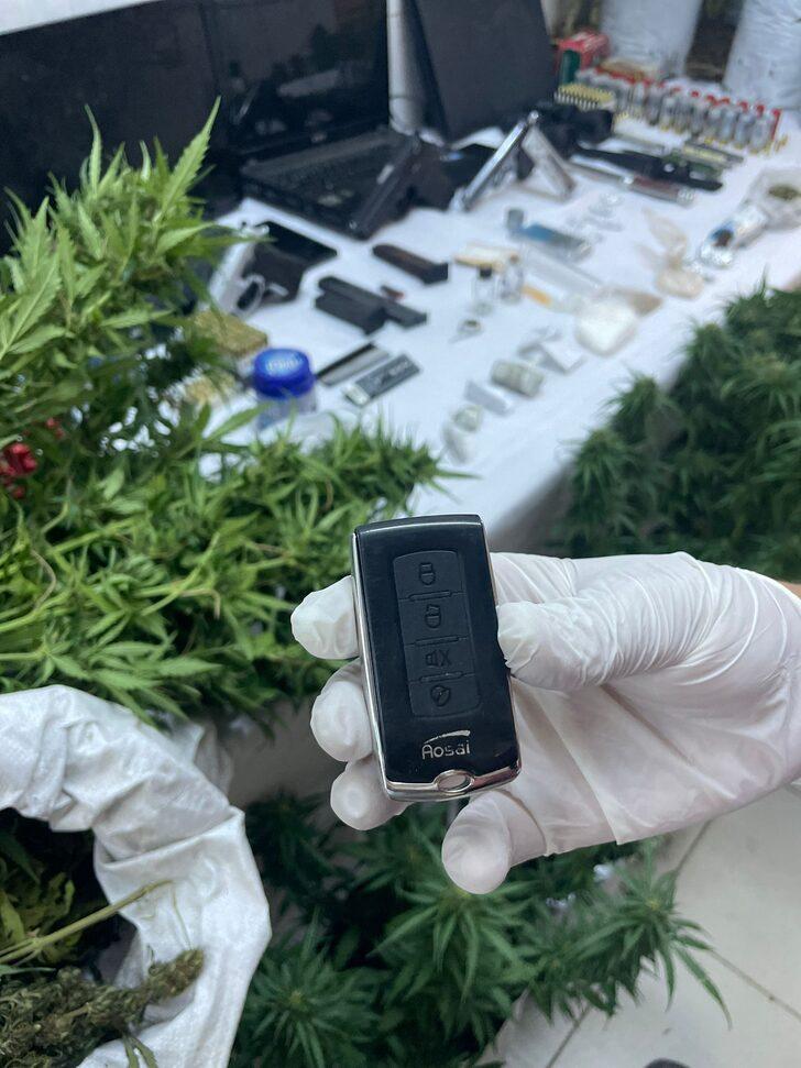 Sakarya'da bir evde 8 kilo 965 gram uyuşturucu ele geçirildi G3