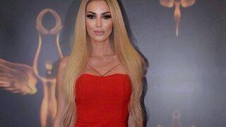 Petek Dinçöz deniz kenarında parmak uçlarında poz verdi! 