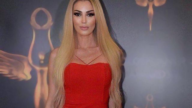 Petek Dinçöz deniz kenarında parmak uçlarında poz verdi! 