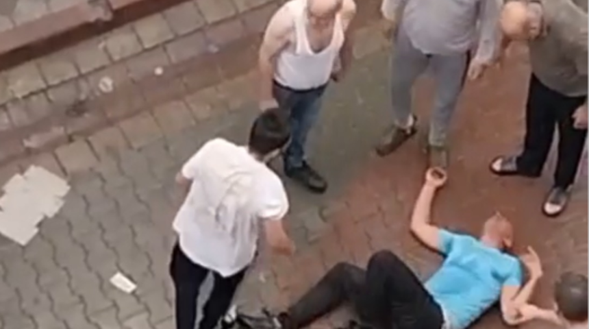 Minibüste mahsur kaldı! Mahalleli olanları duyunca tekme tokat dövdü