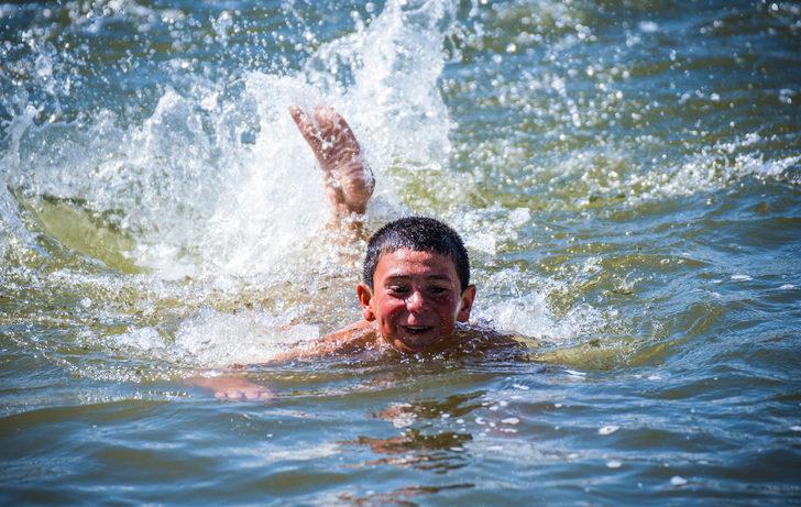 Sıcaktan bunalan çocuklar Kars Çayı'nda serinliyor G1