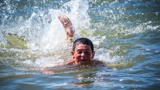 Sıcaktan bunalan çocuklar Kars Çayı'nda serinliyor