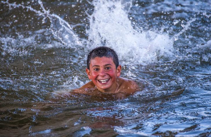 Sıcaktan bunalan çocuklar Kars Çayı'nda serinliyor G2