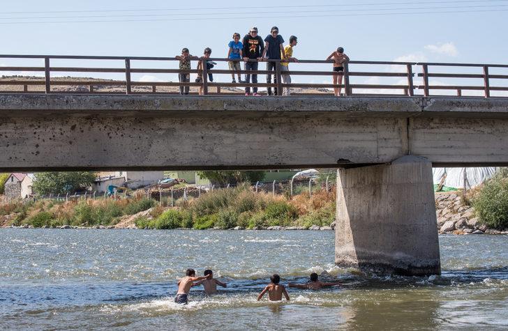 Sıcaktan bunalan çocuklar Kars Çayı'nda serinliyor G3