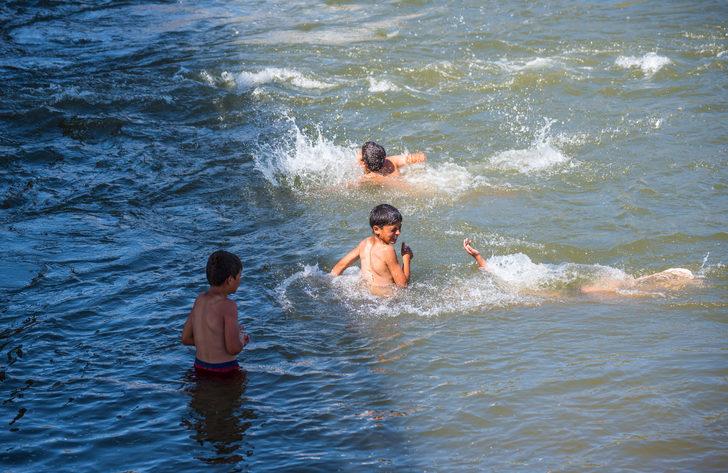 Sıcaktan bunalan çocuklar Kars Çayı'nda serinliyor G4
