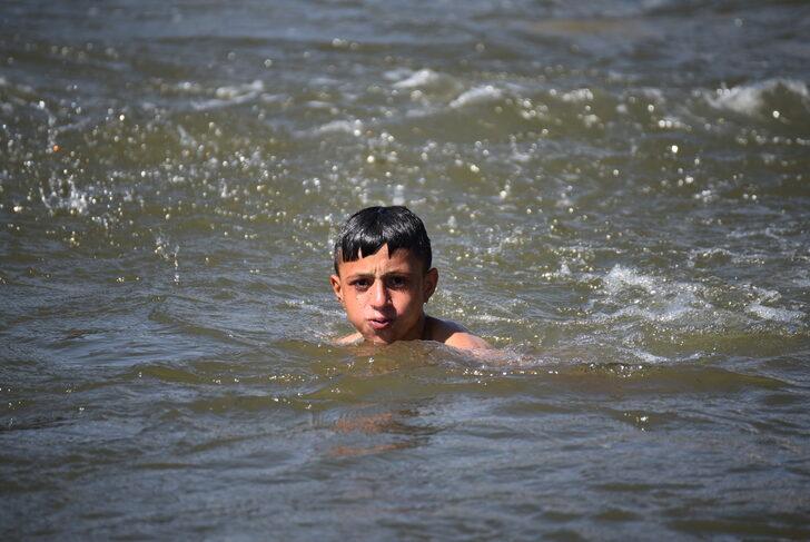 Sıcaktan bunalan çocuklar Kars Çayı'nda serinliyor G5