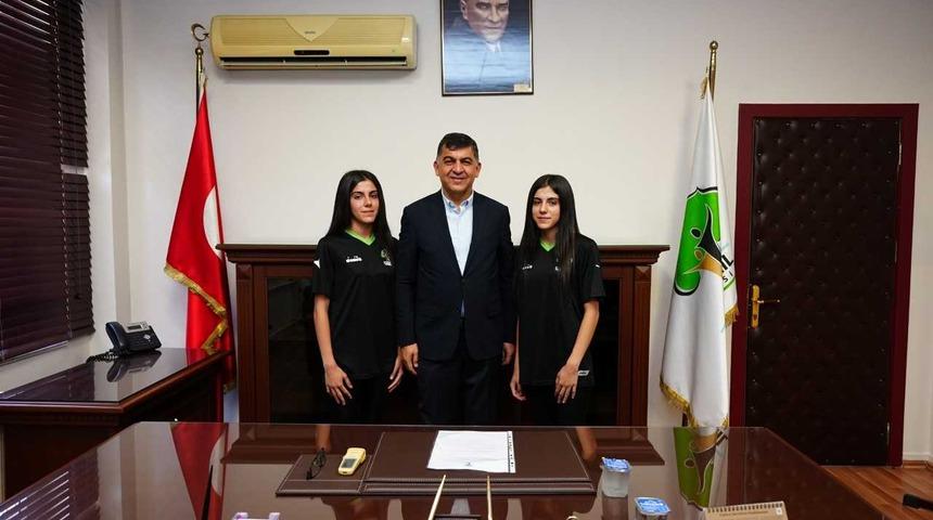 Tek yumurta ikizleri aynı üniversitenin aynı bölümünü kazandı