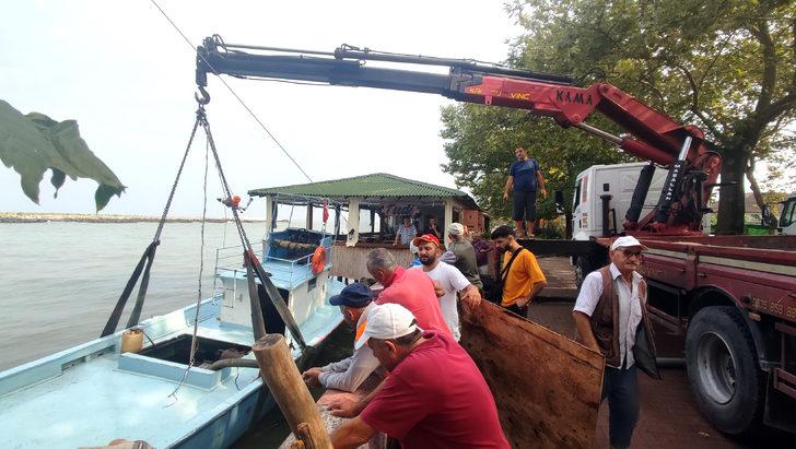 Sakarya'da ters dalga nedeniyle balıkçı teknesi battı G2