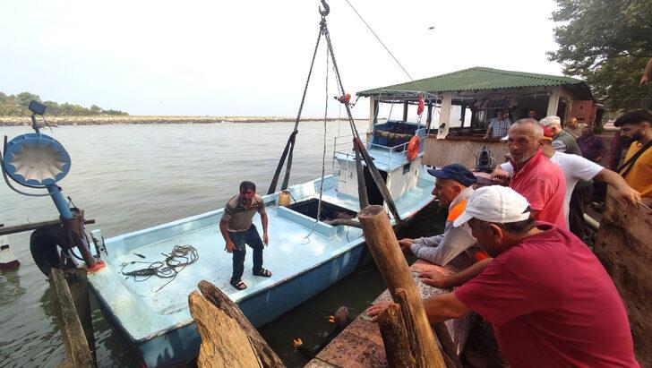 Sakarya'da ters dalga nedeniyle balıkçı teknesi battı G3