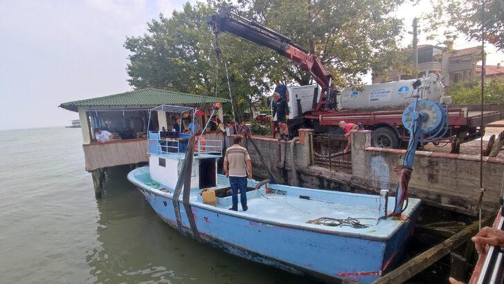 Sakarya'da ters dalga nedeniyle balıkçı teknesi battı G4