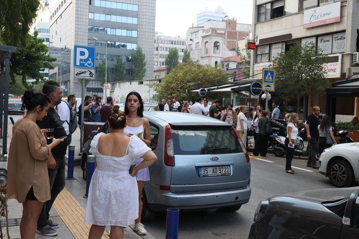 SON DAKİKA: İzmir ve Aydın beşik gibi sallanıyor! Ege Denizi'ndeki depremin ardından vatandaşlar kendini sokağa attı 'Çok fena sallandı' G3