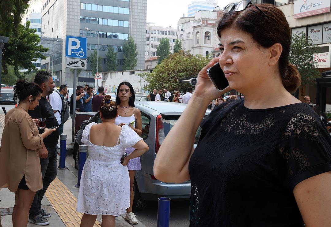 SON DAKİKA: İzmir ve Aydın beşik gibi sallanıyor! Ege Denizi'ndeki depremin ardından vatandaşlar kendini sokağa attı '&Ccedil;ok fena sallandı'