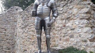 Akçakoca'da Ceneviz Kalesi'ndeki asker heykelinin kaybolan baltası aranıyor