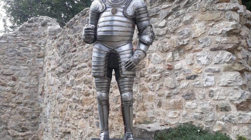 Akçakoca'da Ceneviz Kalesi'ndeki asker heykelinin kaybolan baltası aranıyor