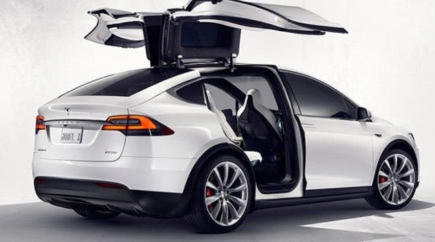 Tesla&rsquo;nın s&uuml;r&uuml;c&uuml;s&uuml;z ara&ccedil;ları 2018&rsquo;de yollarda