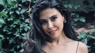 Cesur pozlarıyla olay olmuştu! Dilara Aksüyek süper mini şortuyla dudak uçuklattı