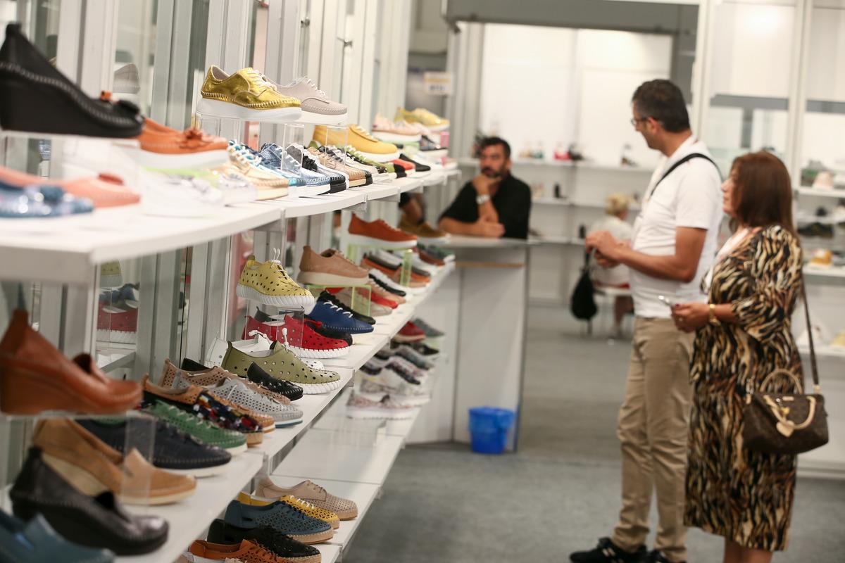 İzmir Ayakkabı ve &Ccedil;anta Fuarı 60 firmanın katılımıyla a&ccedil;ıldı